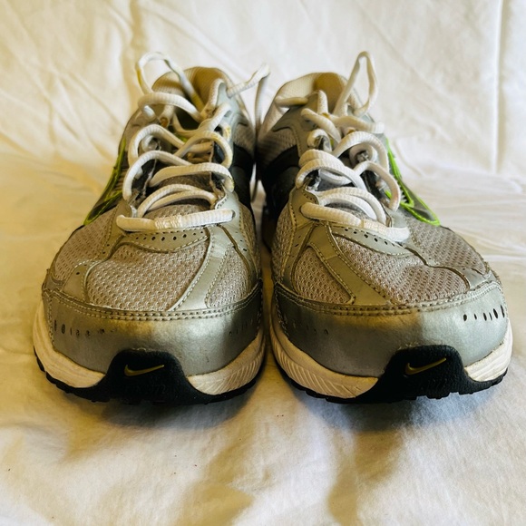 👟 👟🌸GUC Nike Sneakers, grey, black & green, size 9.5 - Picture 5 of 10